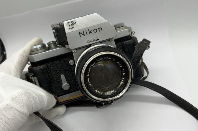 今日の査定品、ニコンＦ一眼レフカメラ＆レンズ、ロレックス チェリーニ750腕時計、IWCアンティーク腕時計、縦爪ダイヤリング、毛皮のコート、他のお持込みです。