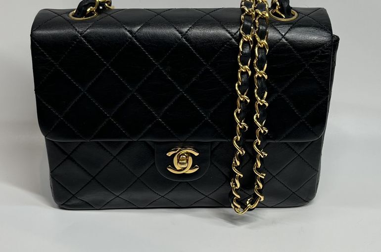今日の査定品、シャネル 2WAYバニティバッグ・チェーンショルダーミニマトラッセ・復刻トートバッグの3点、商品券100枚、貴金属・宝石など